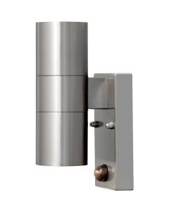De Modena is een metalen wandlamp met een bewegingssensor en transparant acrylglas. Het wandarmatuur is 20cm hoog en voorzien van twee E27 fittingen.
